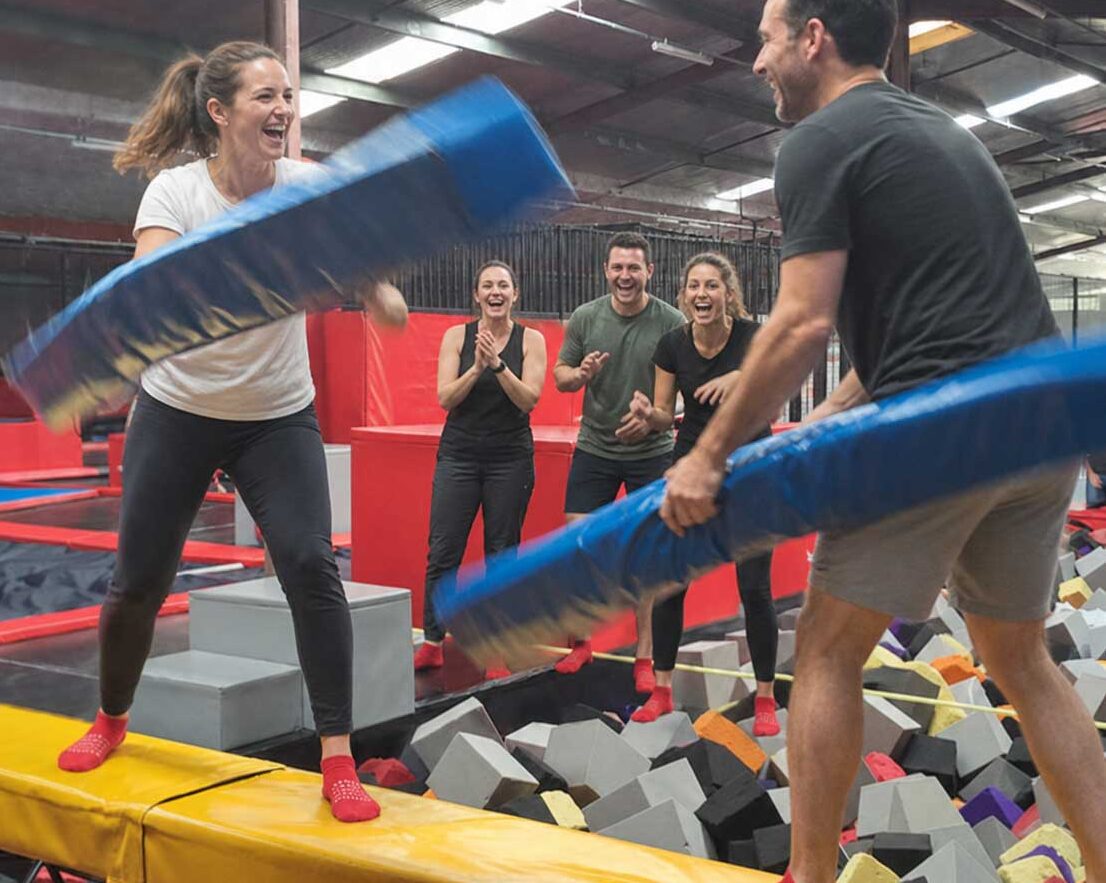 Challenge collectif sur la poutre de combat de Jump Indoor